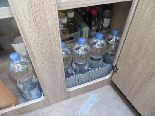Da diese Einteilung flexibel ist, können hier auch Flaschen unterschiedlicher Größe aufbewahrt werden.