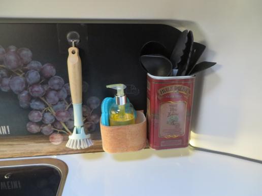 Eine Olivenöldose dient jetzt als Küchenhelferbox. Damit nichts klappert, habe ich den Rand von innen mit Schaumstoff beklebt. 